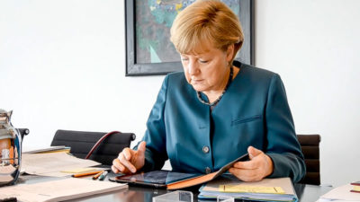 Bundeskanzlerin, Angela Merkel, Schreibtisch, Lesen, Arbeiten