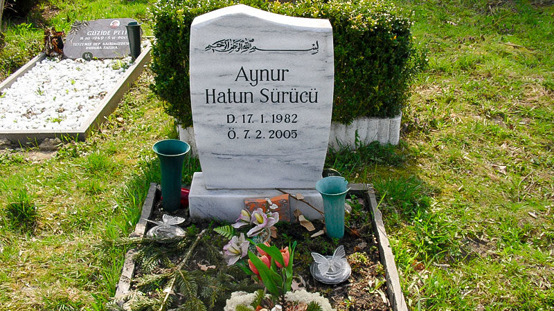 Grabstein, Grab, Hatun Sürücü, Ehrenmord, Zwnagsheirat