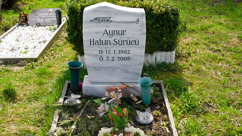 Grabstein, Grab, Hatun Sürücü, Ehrenmord, Zwnagsheirat