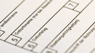 Zahl der Asyl-Erstanträge um die Hälfte gesunken