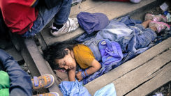 Mädchen, Flüchtling, Schlafen, Dreck, Gleise, Griechenland, Flüchtlingslager, Idomeni, Lesbos