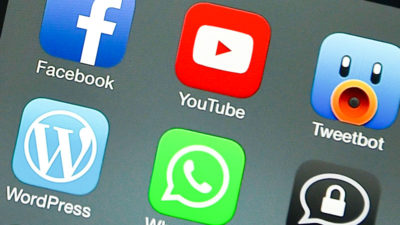 Handy, soziale Medien, Facebook, Youtube, Whatsapp