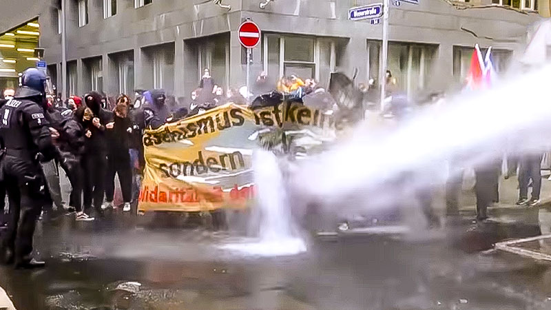 Demonstration, Wasserwerfer, Polizei, Querdenker, Rassismus, Corona, Frankfurt