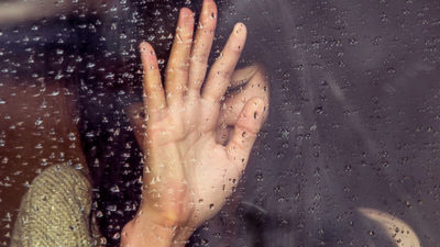 Frau, Glas, Fenster, Regen, Gewalt, Hand, Verstecken