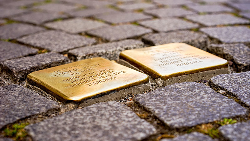 Gunter Demnig verlegt auch mit 75 noch Steine Gunter Demnig verlegt auch mit 75 noch Steine
