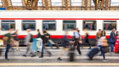 Zug, Bahnhof, Menschen, Reisen, Migration, Gesellschaft, Einwanderung