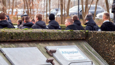 Neonzais, Nazis, Männer, Müll, Altpapier, Demonstration