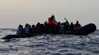 Schlauchboot, Mittelmeer, Seenotrettung, Flüchtlinge, Rettung