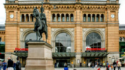 Bahnhof, Hannover, Bahn, Menschen, Gebäude, Statue