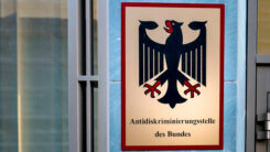 Antidiskriminierungsstelle des Bundes, ADS, Türschild, Bundesadler