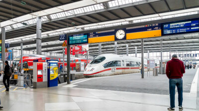 Bahnhof, München, Zug, ICE, Bahn, Reise, Urlaub, Einwanderung, Auswanderung