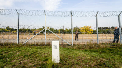 Hungary, police, border, fence, Serbia, refugees, refugee policy