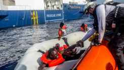 Mittelmeer, Seenotrettung, Flüchtlinge, Boot, Schlauchboot, Schiff