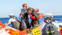 Mittelmeer, Frau, Seenotrettung, Flüchtlinge, Boot, Schlauchboot, Schiff