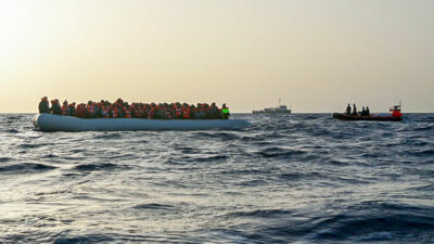 Seenotrettung, Mittelmeer, Flüchtlinge, Geflüchtete, Schlauchboot, Rettung, Boot