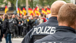 Polizei, Demonstration, Rechtsextremisten, Neonazis, Fahnen, Deutschland