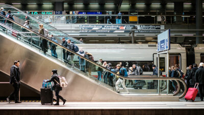 Menschen, Bahnhof, Rolltreppe, Einwanderung, Migration, Bevölkerung