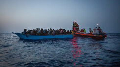 Seenotrettung, Holzboot, Flüchtlinge, Mittelmeer, Nacht, Meer