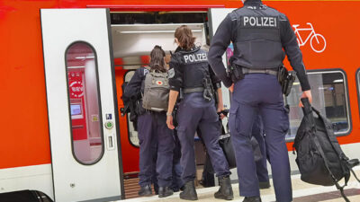 Polizei, Beamte, Zug, Bahn, Bahnhof, Einsteigen, Racial Profiling