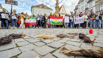Demonstration, Frauen, Haare, Zöpfe, Iran, Kopftuch