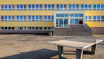 Schule, Schulhof, Tischtennisplatte, Bildung, Gebäude