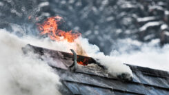 Brand, Feuer, Dach, Haus, Brandanschlag, Straftat, Flüchtlingsunterkunft