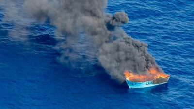 Boote, Mittelmeer, Flüchtlinge, Feuer, Brand, Rauch