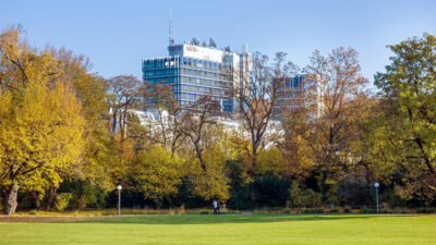 SWR, Funkhaus, Stuttgart, Wiese, Bäume, Medien, Fernsehen