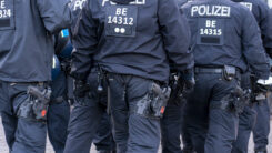 Berlin, Polizei, Polizisten, Pistole, Waffe, Uniform, Gewalt, Straftat, Sicherheit