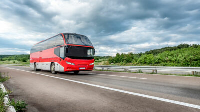 Reisebus, Reise, Bus, Straße, Wald, Verkehr, Umwelt, Mobilität, Urlaub
