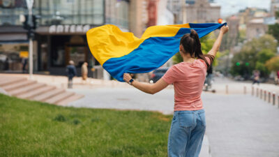 Ukraine, Krieg, Fahne, Flagge, Frau, Straße