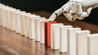 Künstliche Intelligenz, Roboter, Hand, Diskriminierung, Benachteiligung, Domino