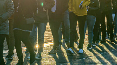 Menschen, Warten, Schlange, Sonnenstrahlen, Schatten, Geduld