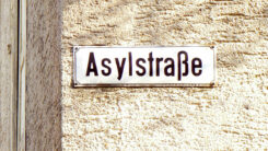 Asylstraße, Asyl, Asylverfarhen, Schild, Straßenschild, Menschenrechte, Flucht, Flüchtlinge