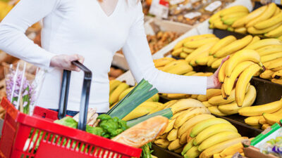 Einkaufen, Supermarkt, Banane, Lebensmittel, Lieferkettengesetz, Frau, Einkaufskorb