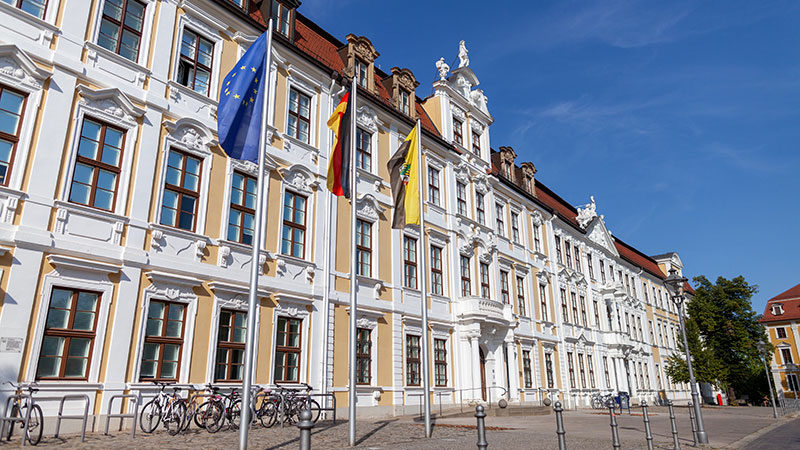 SachsenAnhalt Politiker streiten über Umgehung der Bezahlkarte