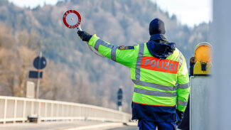 Dobrindt verlängert Grenzkontrollen bis mindestens September Dobrindt verlängert Grenzkontrollen bis mindestens September