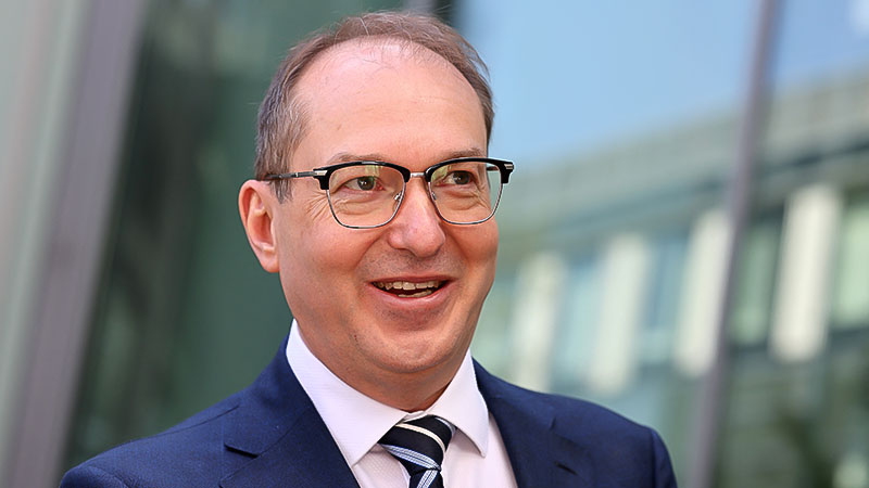 Asylzahlen mehr als halbiert