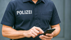 Polizei, Polizist, Handy, Telefon, Chat, Rassismus