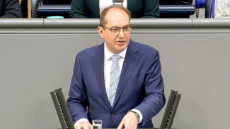 Dobrindt verteidigt harten Migrationskurs
