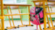 Hilfswerk kritisiert lange Wartezeiten bei Einschulung von geflüchteten Kindern Schule, Bildung, Tasche, Schulranzen, Schulklasse, Tische, Stühle