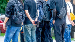 Jugendliche, Schule, Schüler, Rucksack, Gewalt, Rechtsextremismus, Neonazis
