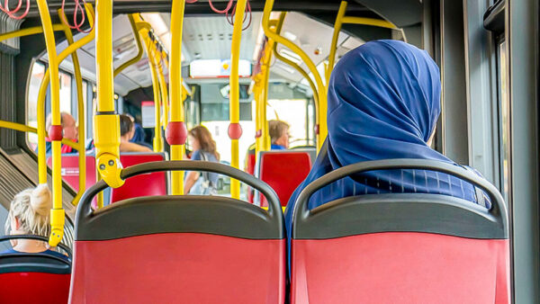 Muslima, Kopftuch, Religion, Straßenbahn, Religion, Rassismus, Diskriminierung, Islamfeindlichkeit