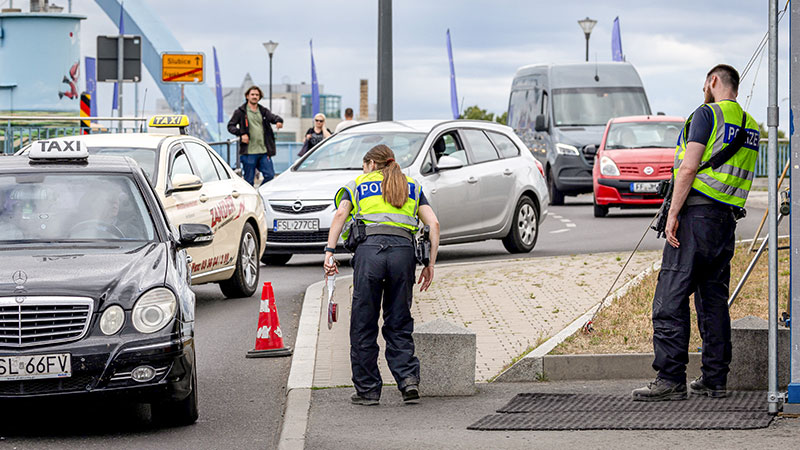 Polizeigewerkschaft: Mit Asylbewerbern kein Ping-Pong spielen Polizeigewerkschaft: Mit Asylbewerbern kein Ping-Pong spielen