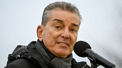 Michel Friedman, Rede, Mikrofon, Jude, Antisemitismus, Rechtsextremismus, Publizist