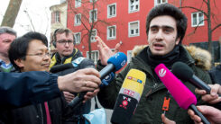 Anas Modamani, Flüchtling, Mikrofon, Journalist, Medien, Angela Merkel, Selfie