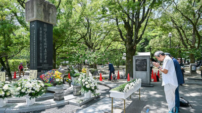 Japan, Hiroshima, Gedenken, Blumen, Trauer, Atombombe, USA, Krieg