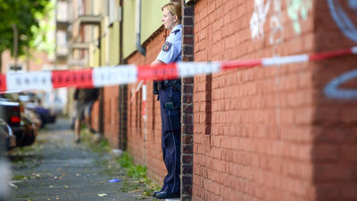 Polizei, Polizistin, Haus, Wohnung, Durchsuchung, Absperrung, Kriminalität