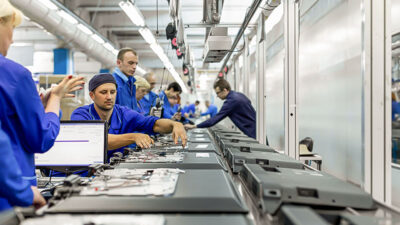 Zeitarbeit, Leiharbeit, Firma, Fabrik, Arbeiter, Arbeit, Fließband, Mann, Frau