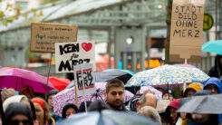 Demonstration, Bonn, Menschen, Stadtbild, Friedrich Merz, Rassismus, Regenschirm, Demo